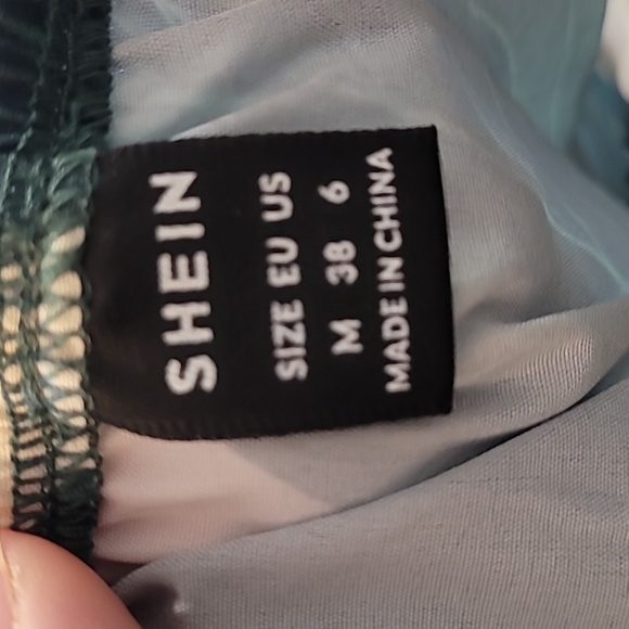 Tropical Print Romper, Size Medium, Lightweight and Comfortable - Picture 10 of 11